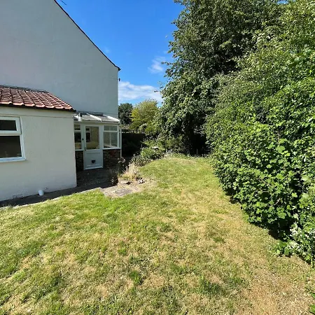 Railway - Pet Friendly With Parking בית נופש ריפון